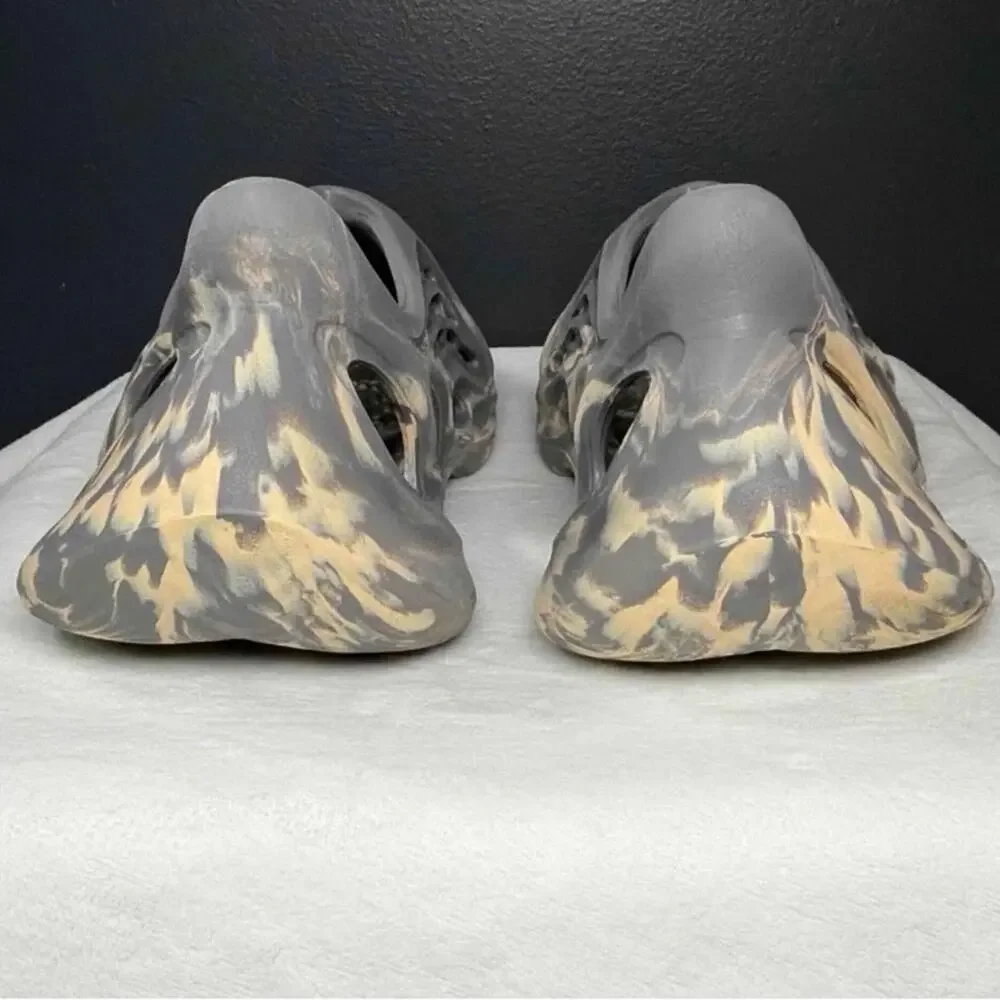 Adidas Yeezy Foam Runner ‘MXT Moon Grey’ – Style GV7904 – Men’s Size 12 – Used